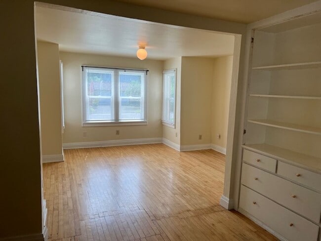 Building Photo - 2 Bedroom , 1.5 Bathroom in Lake Neighborhood! Act Quickly, This One Won't Last Long!