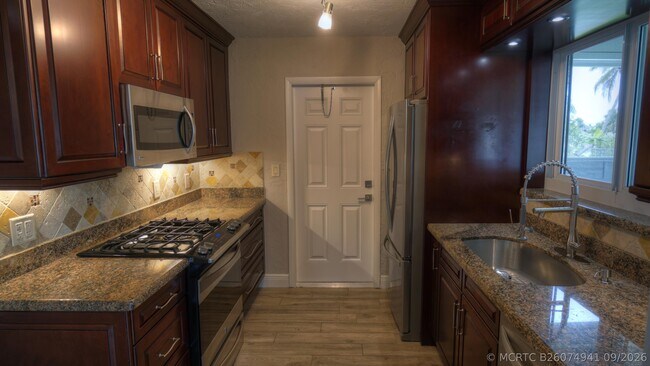 Building Photo - 1128 W River Dr