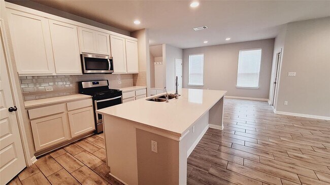 Building Photo - 124 Peruvian Ln