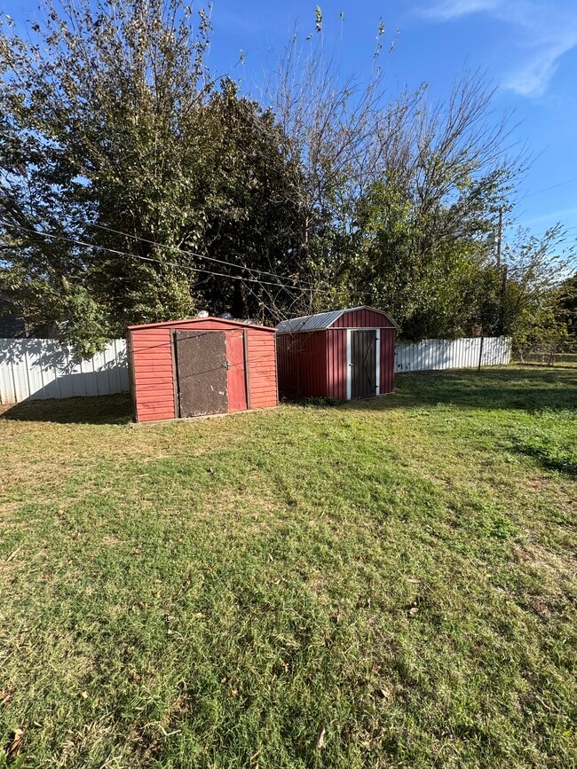 Building Photo - 3400 SE 20th St