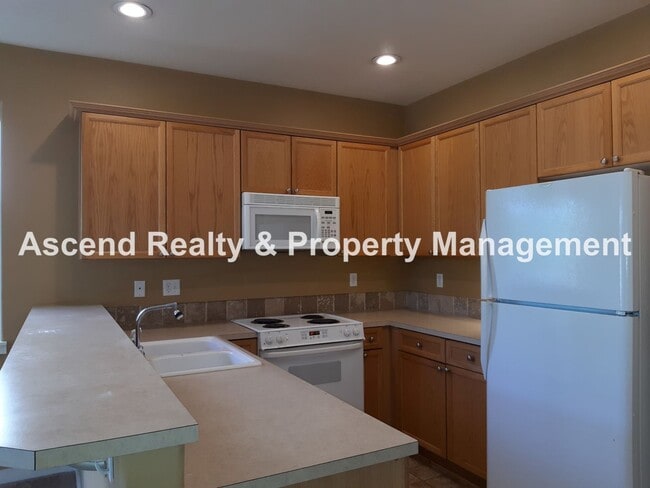 Building Photo - Tanasbourne Area 3 Bed Fenced Yard 1/2 Block to MAX Attached Garage 1 Small Pet Nego