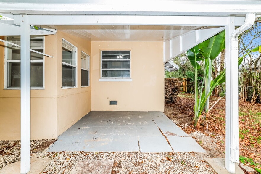 Building Photo - 195 E 28th St