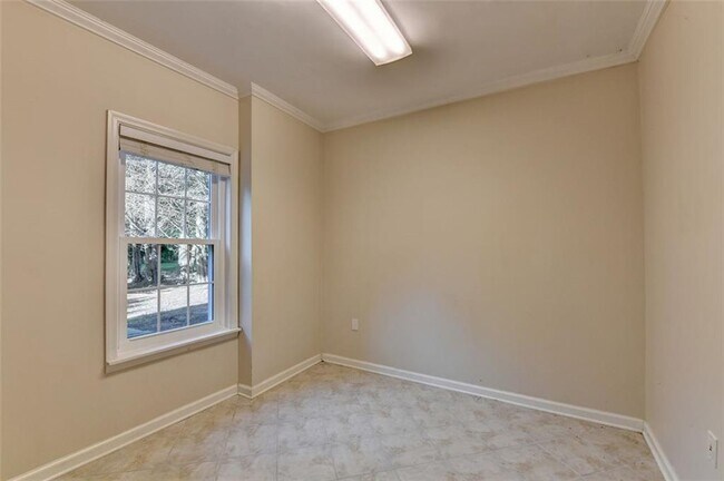 Building Photo - 355 Gaines Oak Way