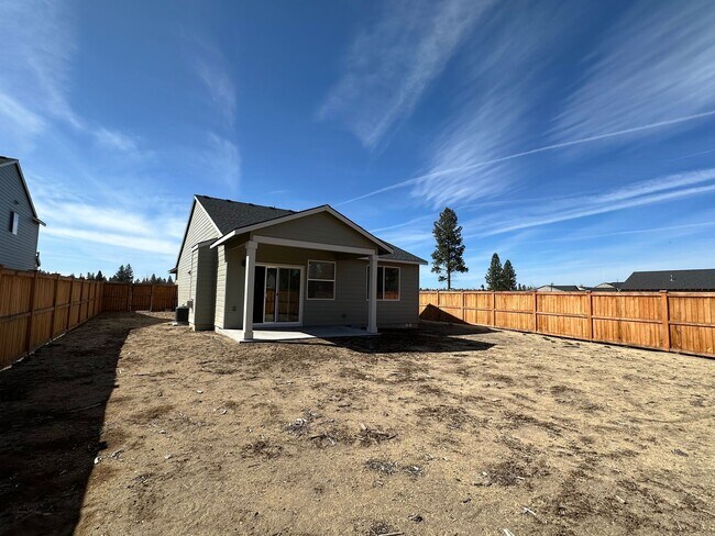 Building Photo - Beautiful Newer Model Home with Open Floor Plan, A/C & Fenced Yard!