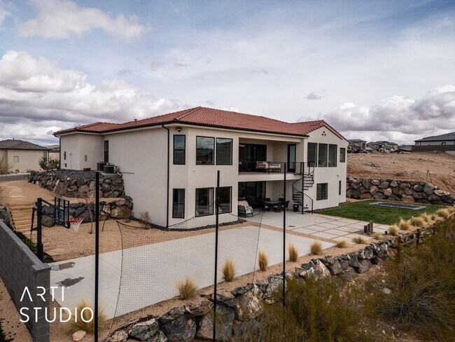 Building Photo - Beautiful 6 Bedroom 4.5 Bathroom Home in D...