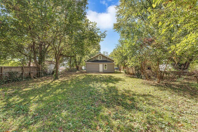 Building Photo - 3 Bed | 1 Bath | Loft | FULLY Remodeled | Springfield MO | PETS WELCOME!