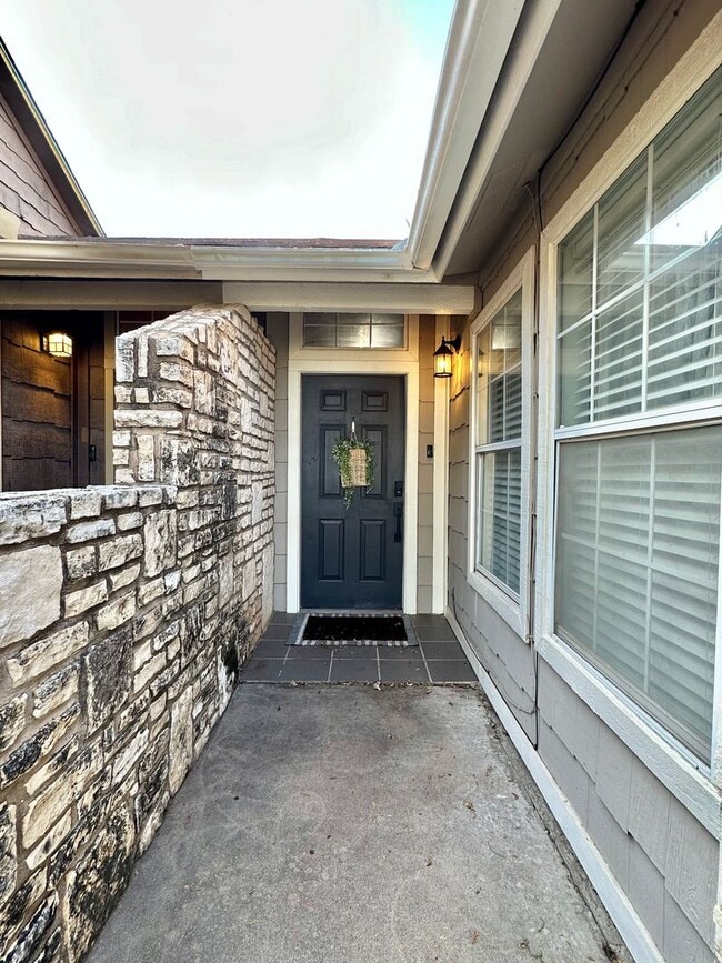Building Photo - COMING SEPTEMBER 2025 - Updated 3 Bedroom ...