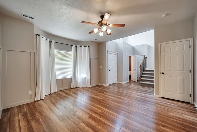 Building Photo - Beautiful Riverton Townhome in Gated Community w 1 car garage attached