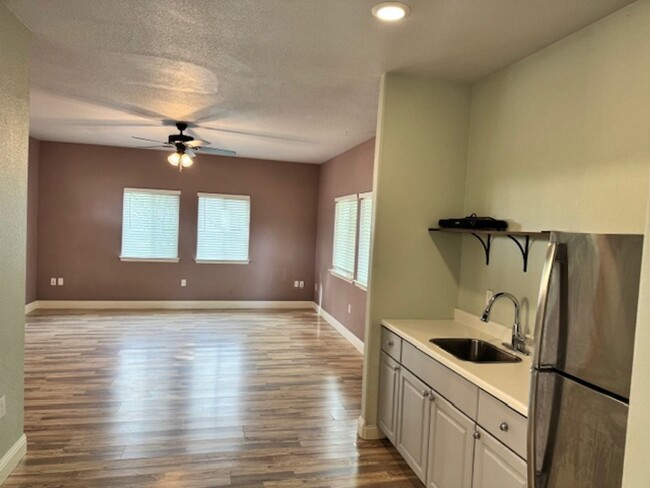 Building Photo - Spacious 1 Bedroom Mother-in-Law unit with...