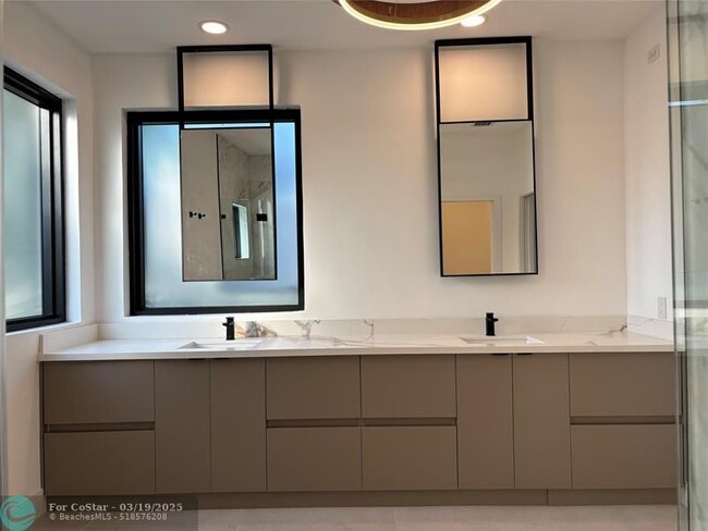 Building Photo - 2550 Jardin Terrace