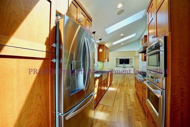 Building Photo - 224 N Almenar Dr