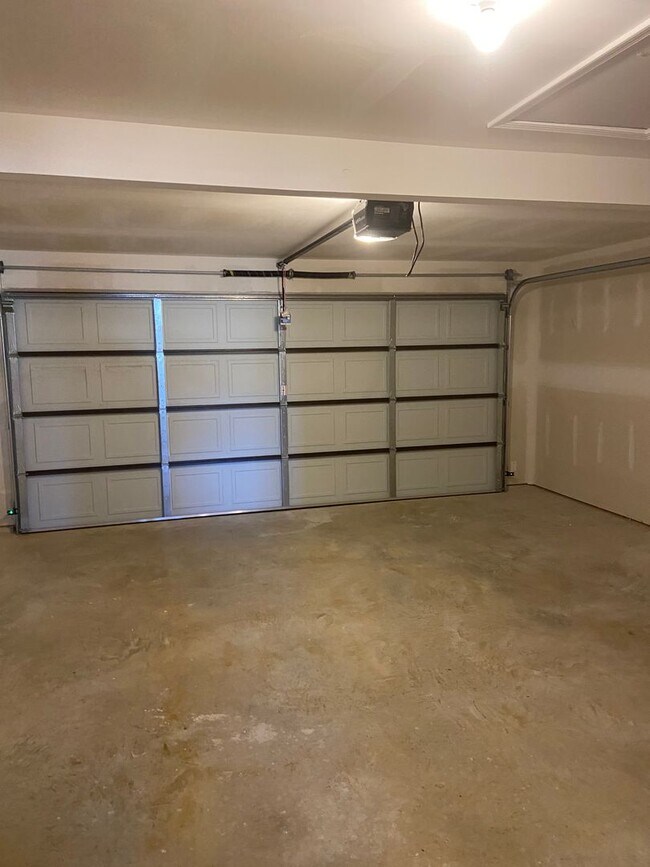 Building Photo - Pre-Leasing Now: Comfortable 3-Bedroom, 2-Bath Duplex in Fairview Haven