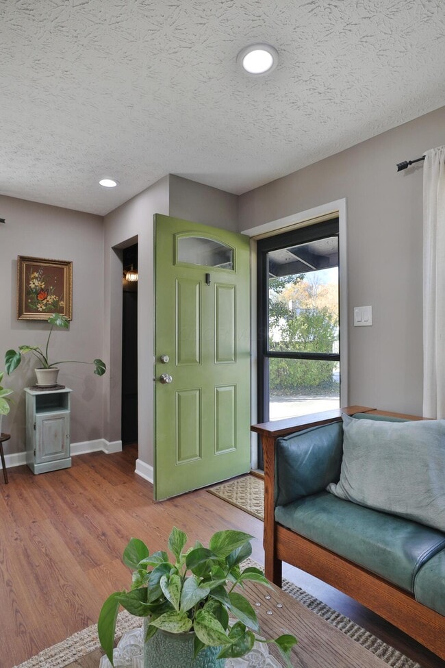 Building Photo - 925 Blenheim Rd