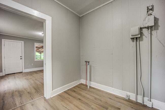 Building Photo - Freshly Updated 3 Bedroom House