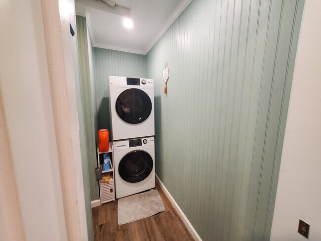 Building Photo - 305 Fairview Dr