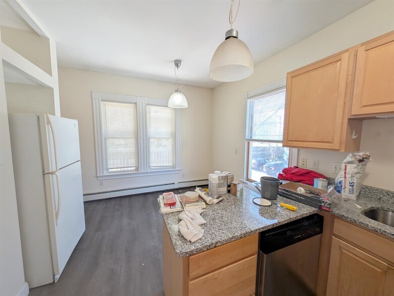 Building Photo - 393 Washington St