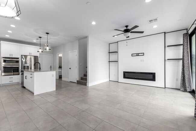 Building Photo - 164 E Lexington Ave