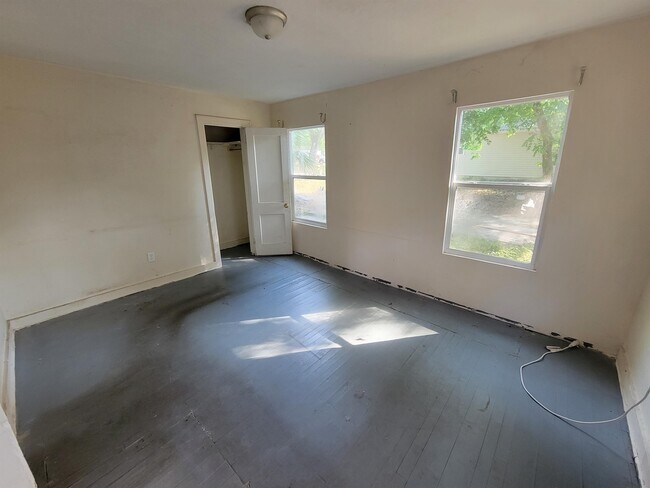 Building Photo - 5 Lucerne Cir