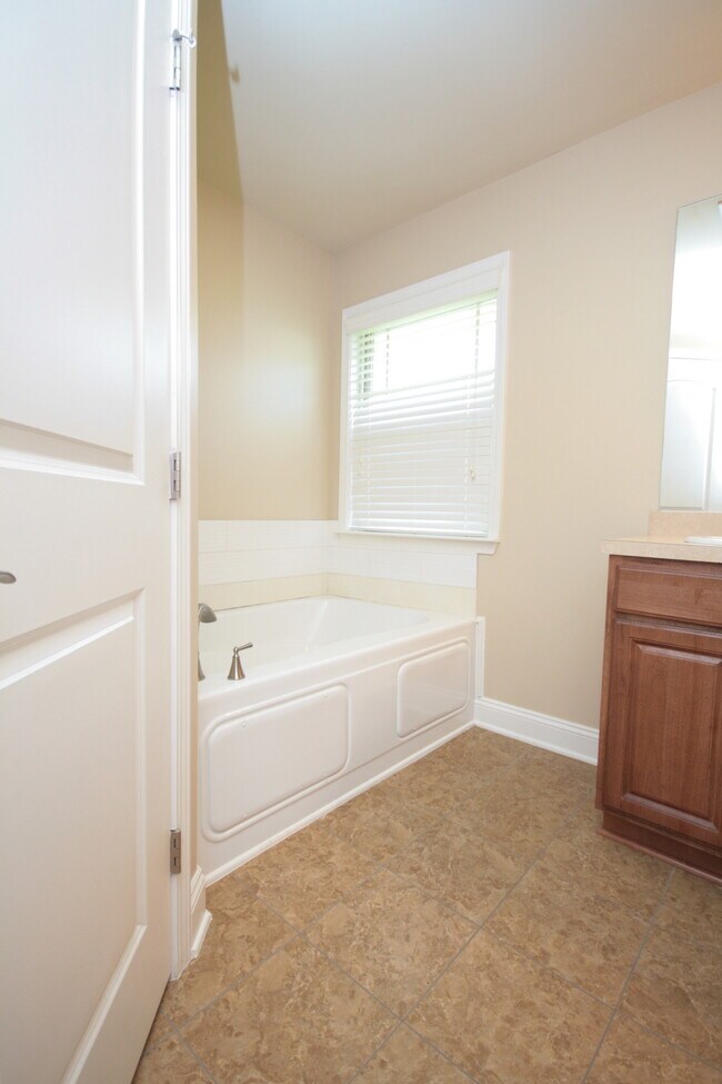 Building Photo - 239 Healey Dr