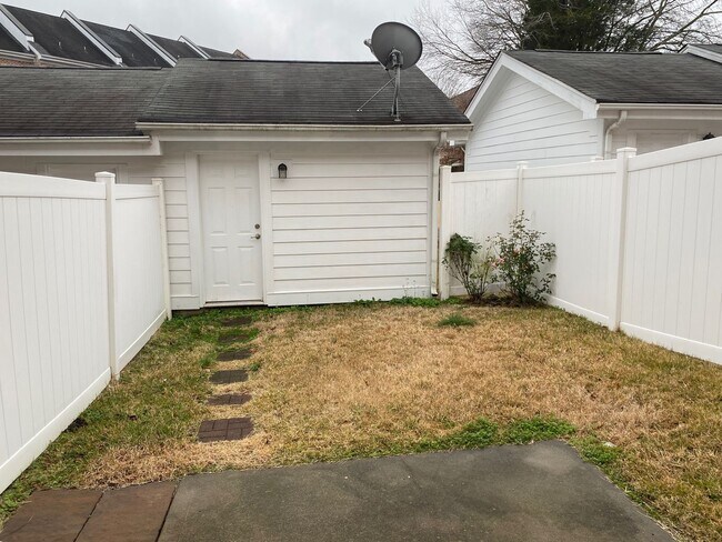 Building Photo - Walk To Shop and Dining - Fantastic North Charlotte Location