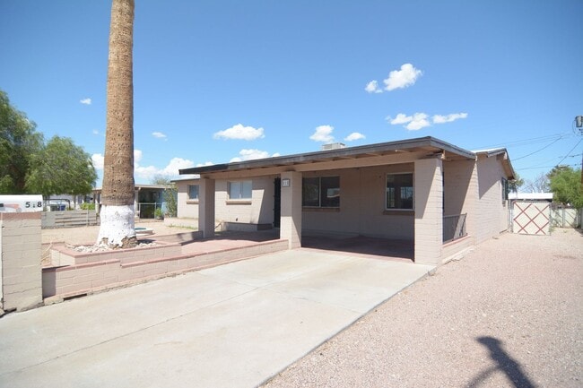 Building Photo - Charming 4 Bedroom 1 Bath Home! South Tucs...