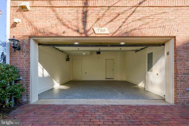 Building Photo - 700 Kahn Pl