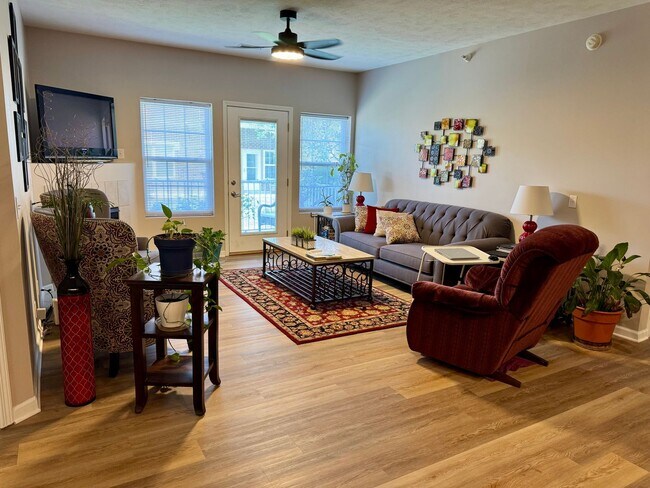 Building Photo - Beautiful Condo!