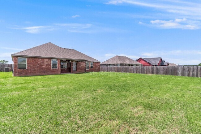 Building Photo - 328 N Otoe St