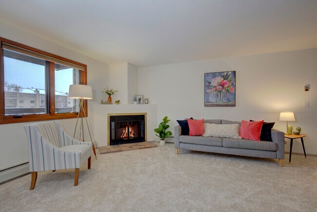 Building Photo - 4350 Trenton Ln N