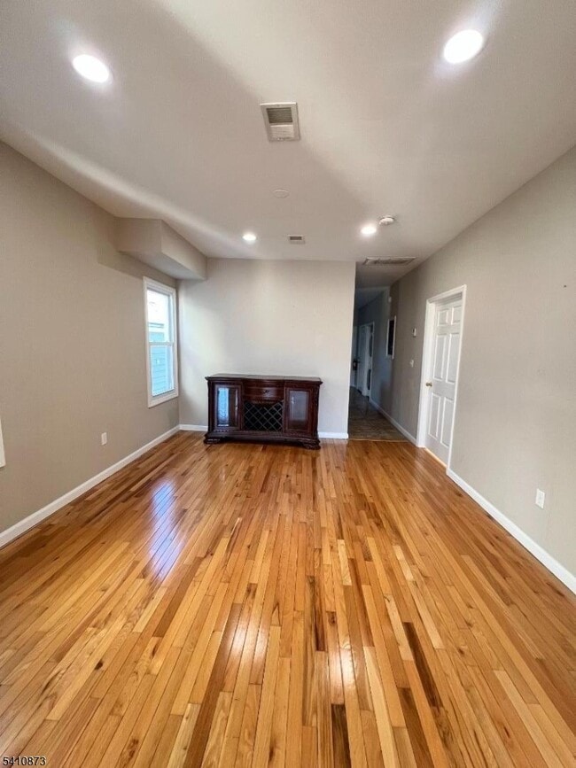 Building Photo - 485 E 27th St