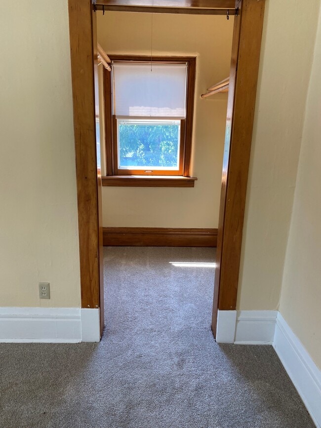 Walk in Closet - 100 Oxford St N