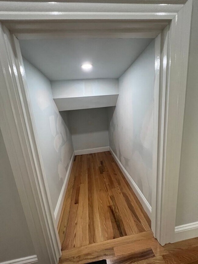 Building Photo - Huge 4 Bed 2 Bath in Dorchester