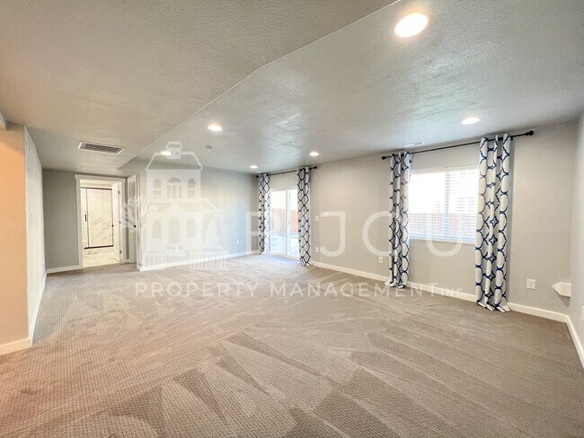 Building Photo - Gorgeous Home Located South by COS Airport