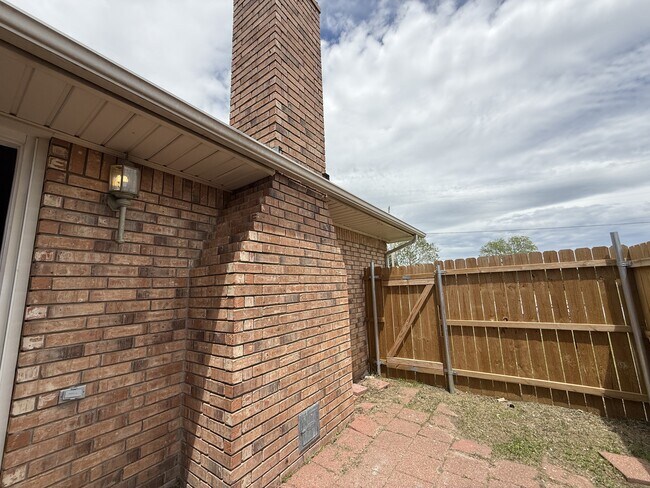 Building Photo - 427 N Rockford Pl