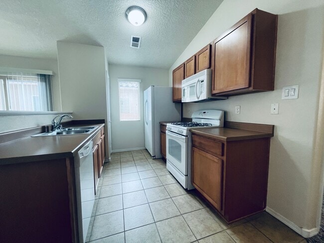 Building Photo - 3 bed 2 bath 1400 sq ft home