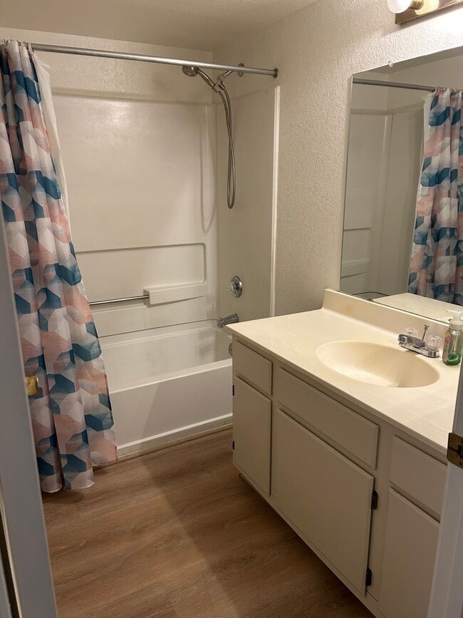 Building Photo - 2 Bedroom Condo located in Laughlin Bay