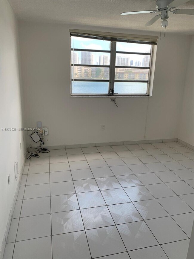 Building Photo - 2861 Leonard Dr