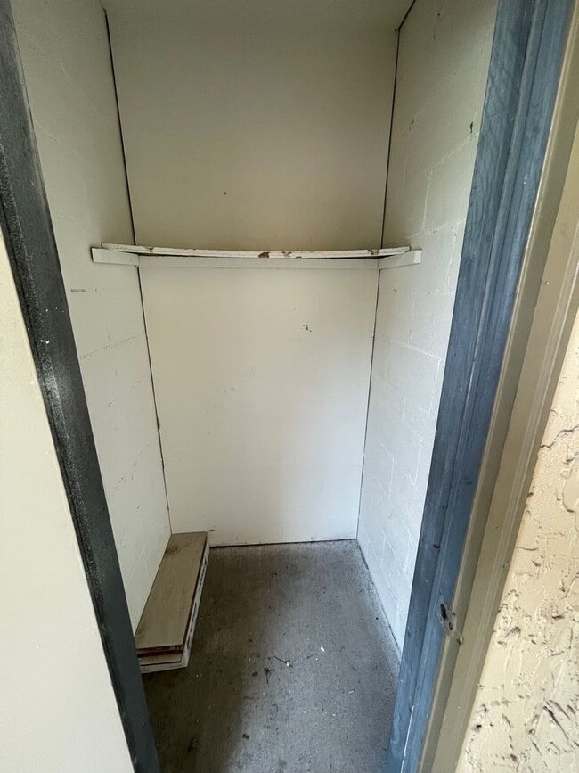 Building Photo - Large 2 Bedroom, 1 1/2 Bathroom Condo Available Immediately!