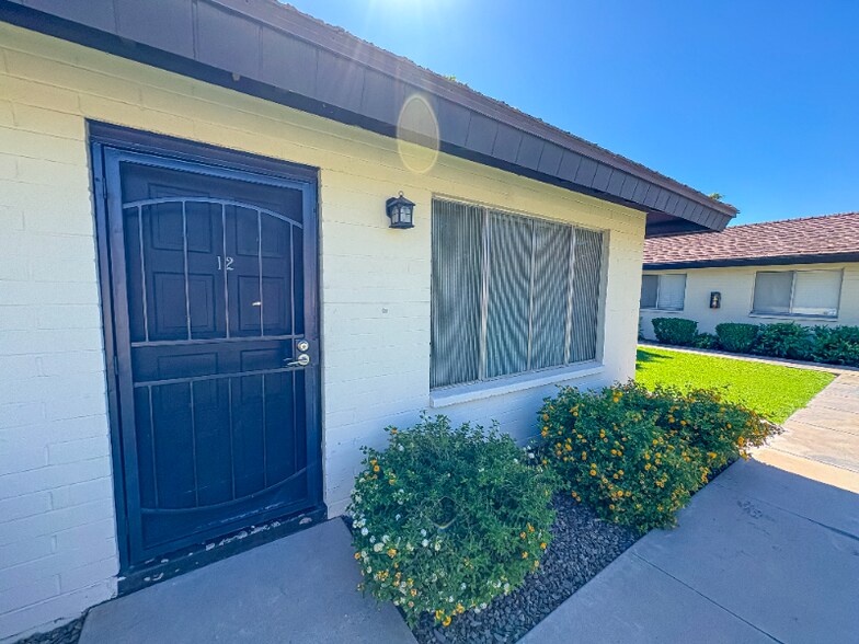 Building Photo - 5105 S La Rosa Dr