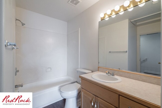 Building Photo - 2 Bedroom Townhome Available