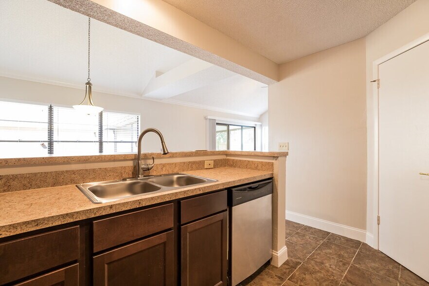 Building Photo - 402 E Springtree Way