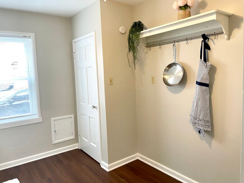 Building Photo - 5211 N Diversey Blvd