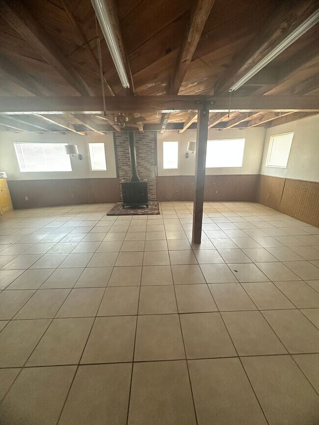 Building Photo - 4 bedroom Rental