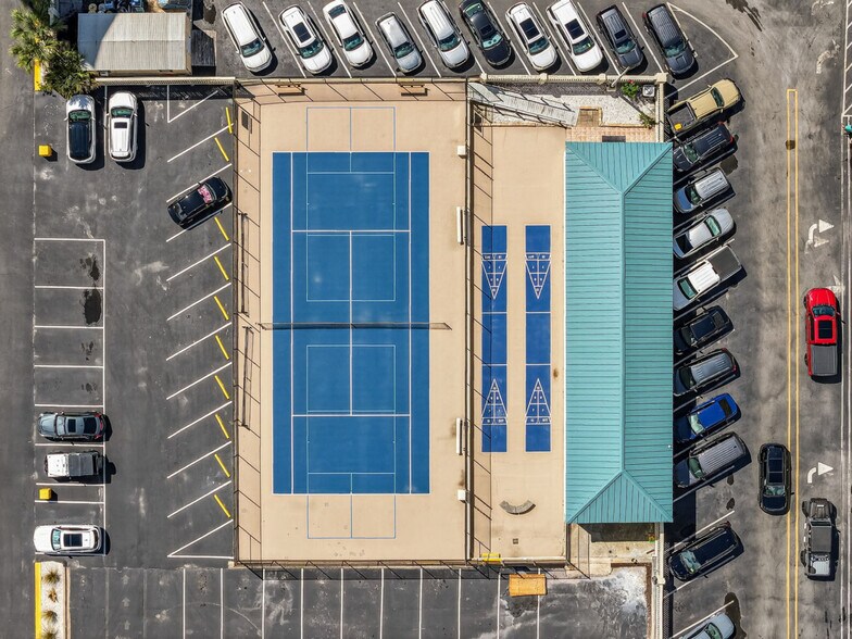 Building Photo - 9850 S Thomas Dr