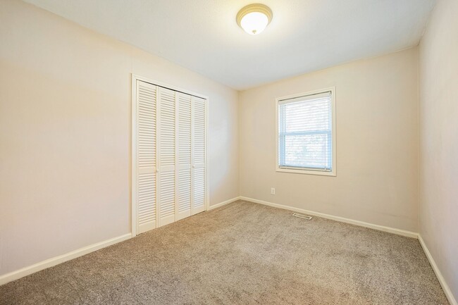 Building Photo - Charming 3-bed/2 bath home with large yard...