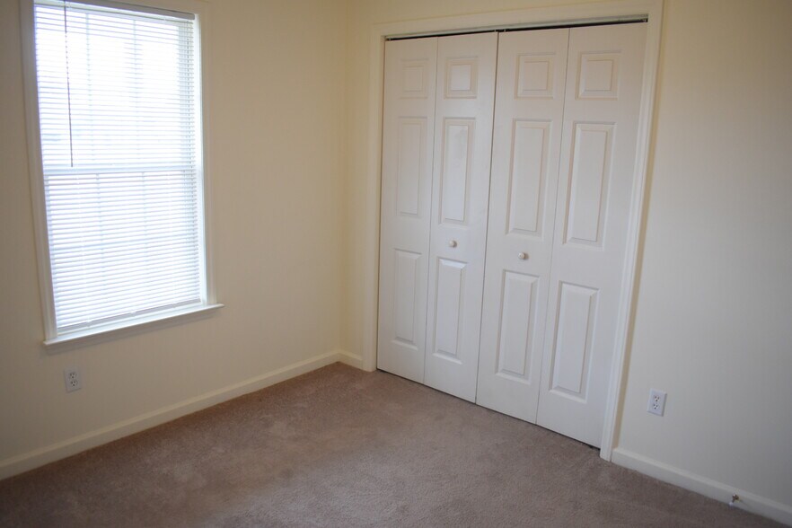 Building Photo - 2500 Hawes Ct