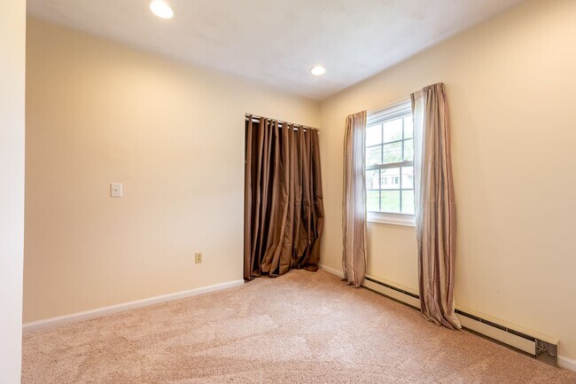 Building Photo - Spacious Ranch Close to Campus