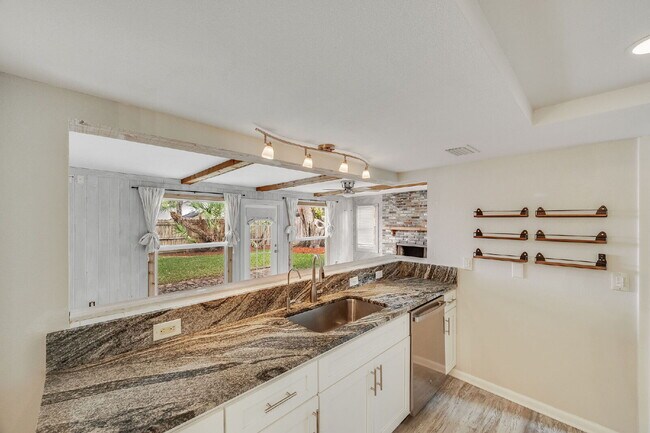 Building Photo - Beautiful 4 bedroom, 2 bathroom in Satellite Beach! NO HOA!!