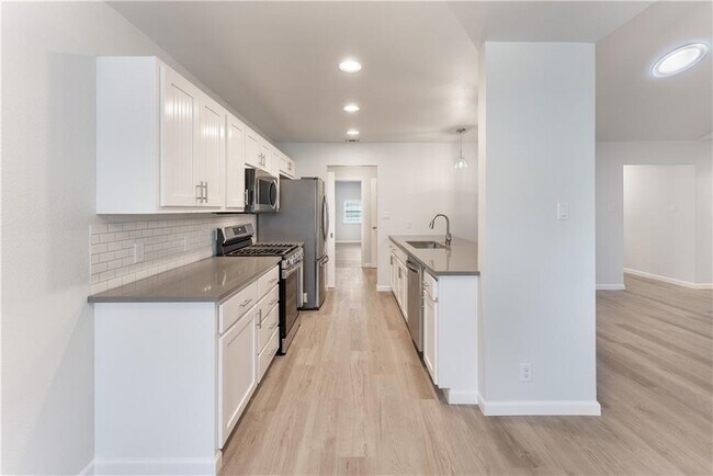 Building Photo - 707 Central Dr