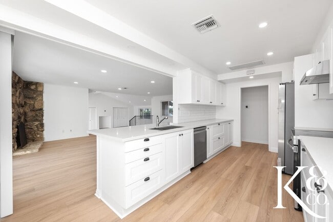 Building Photo - Charming 3-Bedroom Home with Pool in Prime...